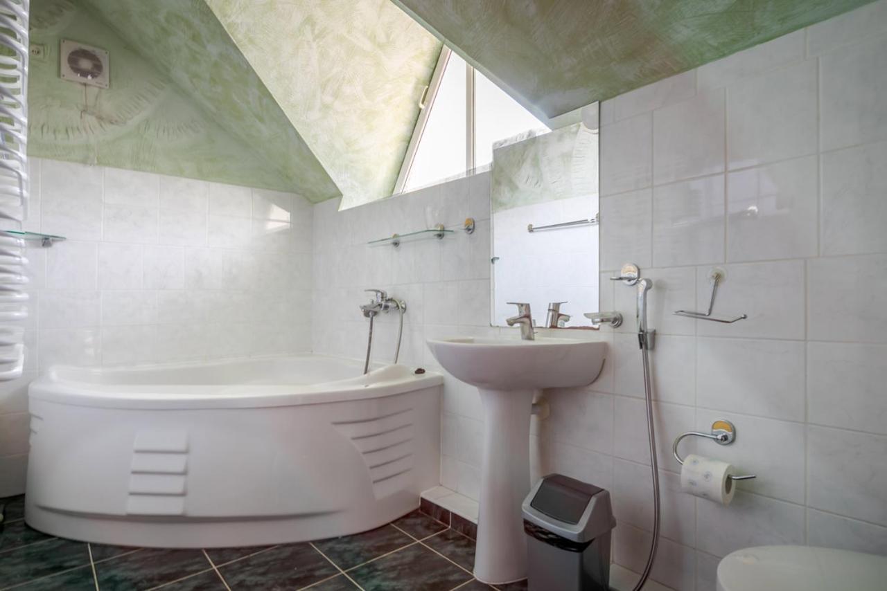 Cozy Private 4 Bedroom House Near Seaside * Паланга